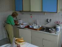 Babička připravuje bravůrně snídani i pro větší množství lidí.